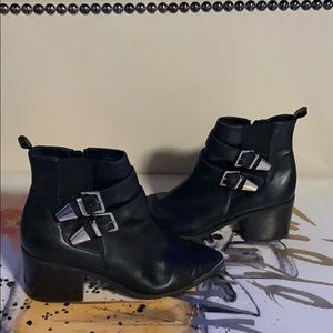 Black pointed toes booties 🖤